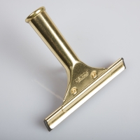 Goldenbrand 15cm (6') squeegee complete The traditional high quality brass window squeegee fitted with the finest quality moulded squeegee rubber, for a streak-free finish.Nine sizes to choose from.